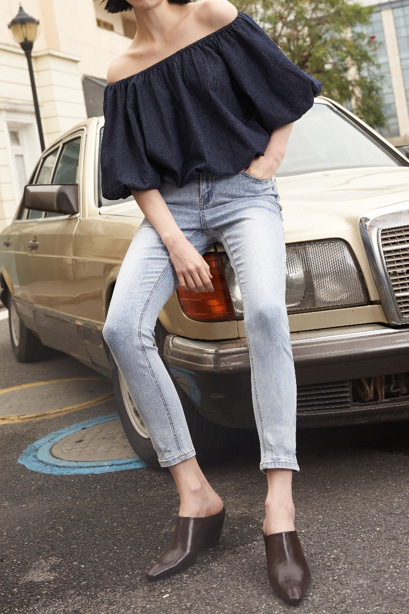 Want to Be the Center of Attention? ONESO Mid-Rise Flared Jeans (Folded Sides) Will Make You Shine!
