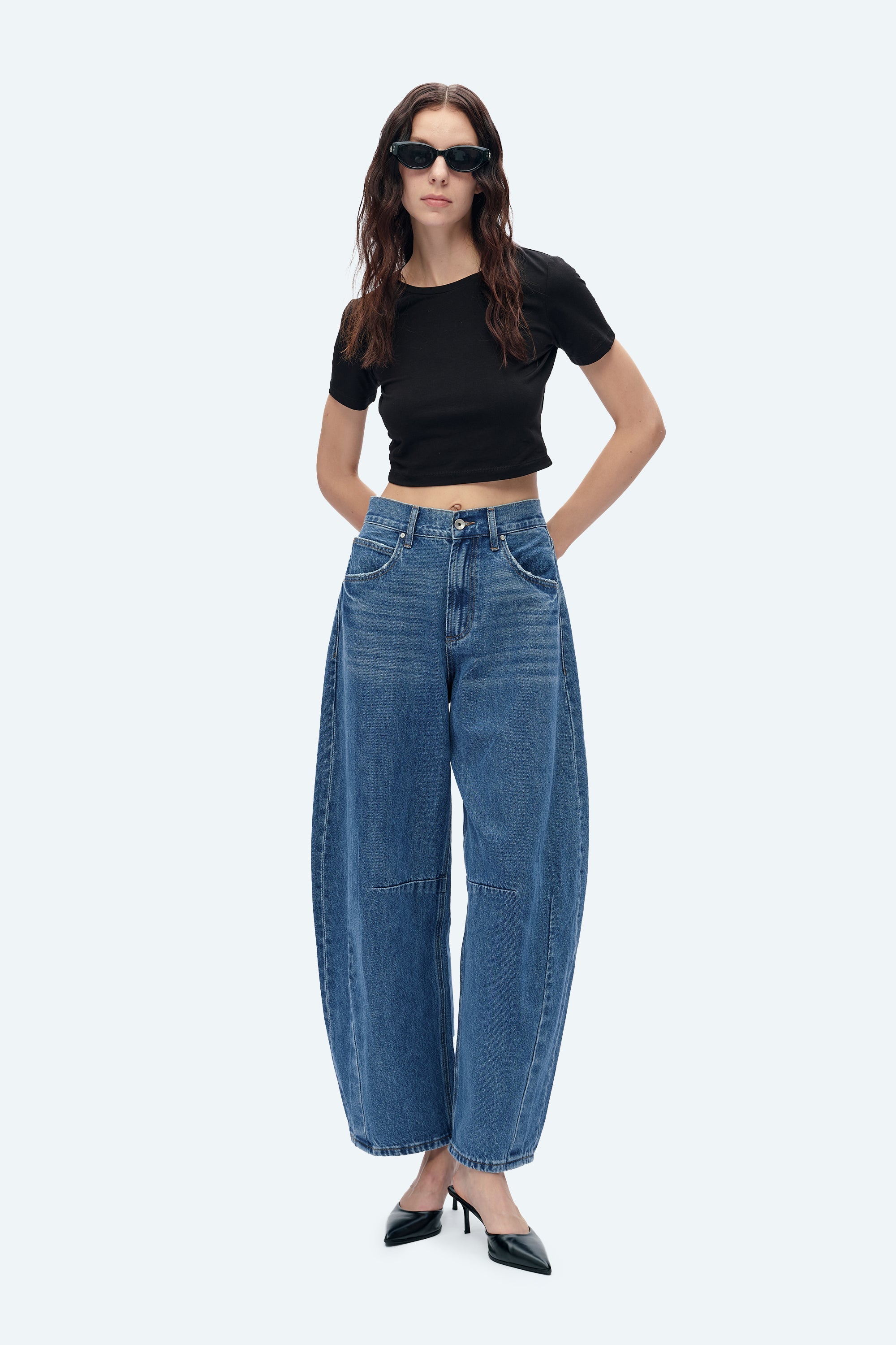 Jet-Set Denim: How to Style Jeans for Every Travel Adventure 🌍✈️