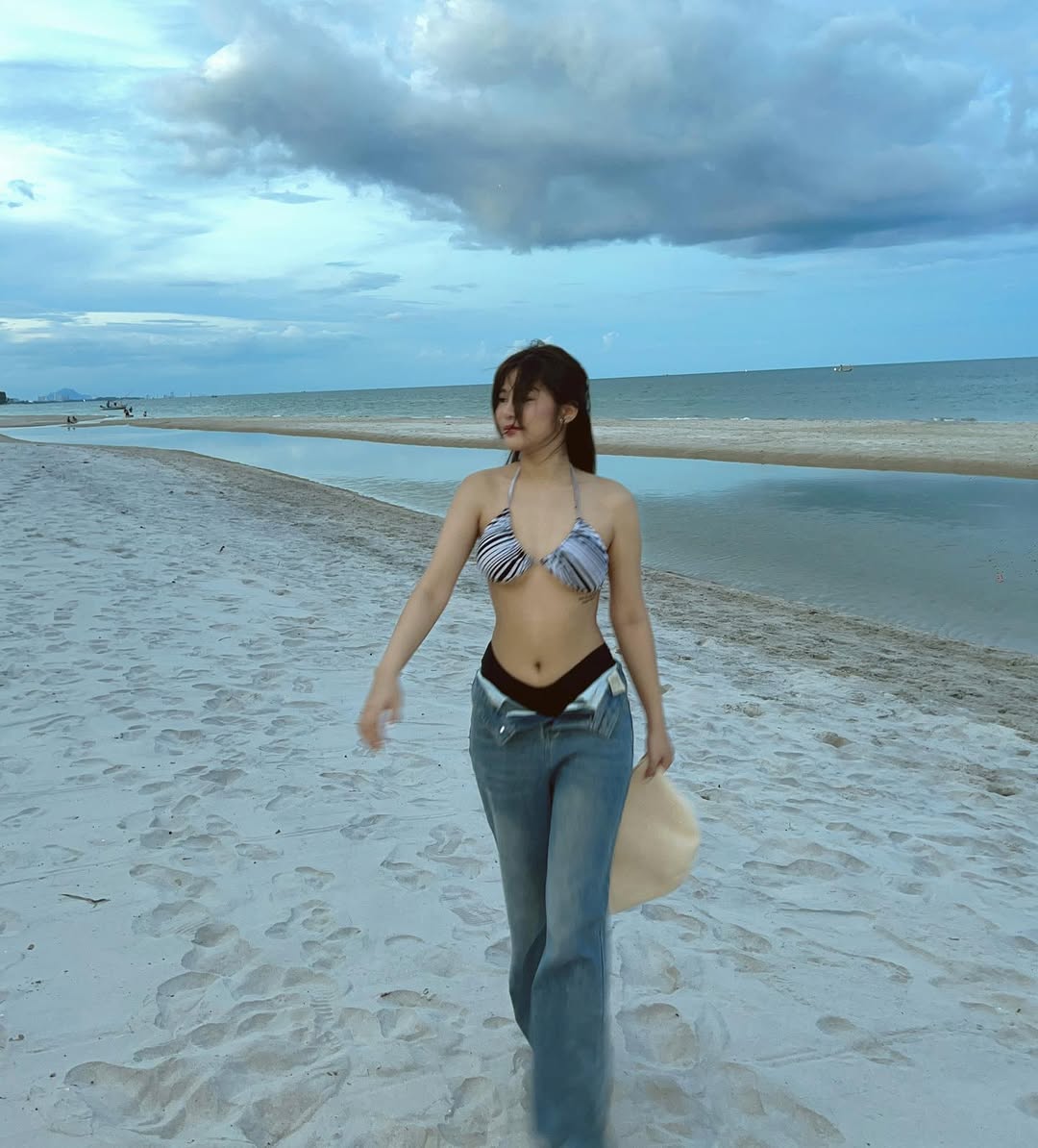 🌊 Saltwater Soulmates: How ONESO Jeans Became My Beachside Best Friend