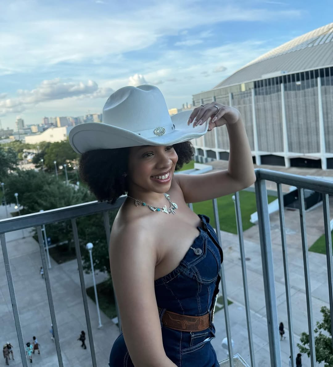 🌇GOLDEN HOUR DENIM: WHEN YOUR JEANS BECOME EVENING WEAPONS