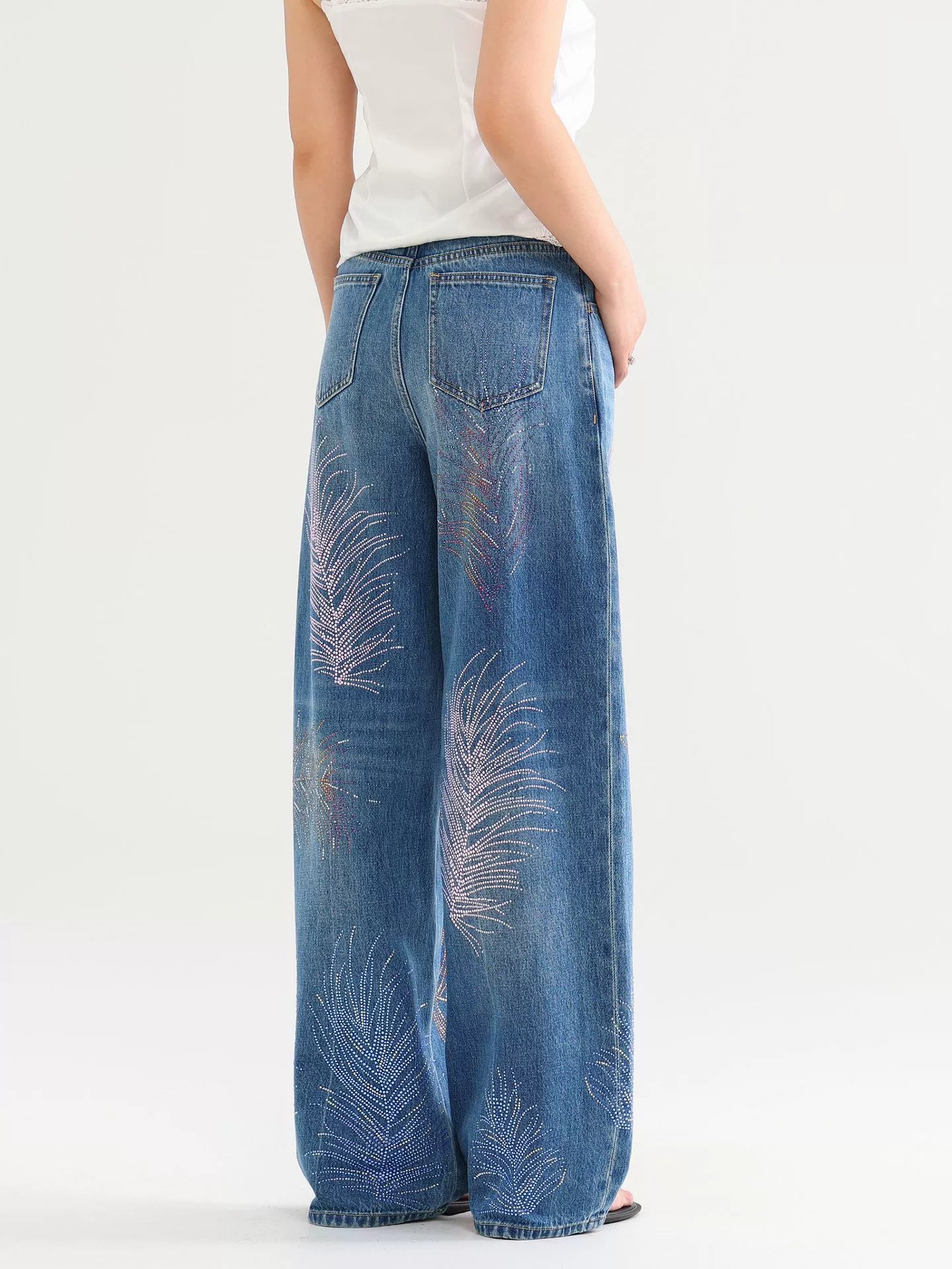 The White Tee & Jeans: Why This Duo is Always & a Mood 🤍👖